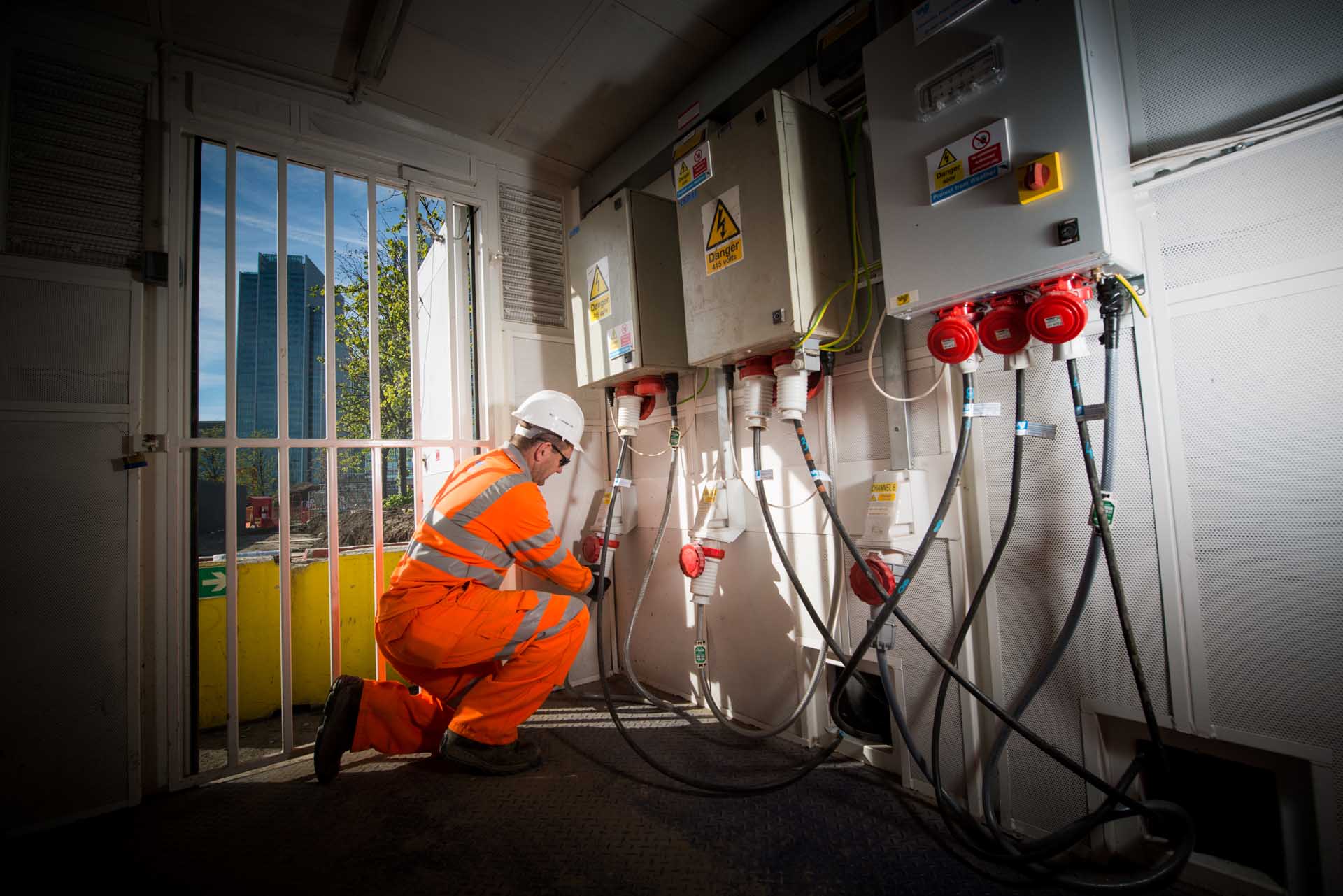 Connecting pump plug in control cabin